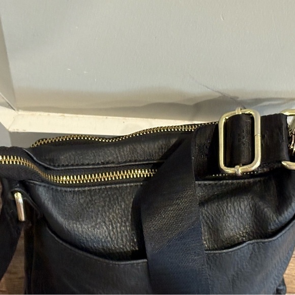 Steve Madden Embossed Black Messenger Bag - Picture 3 of 9